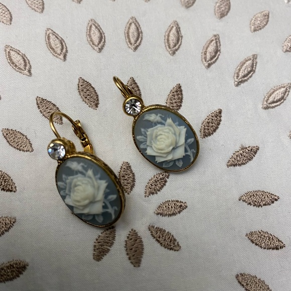 Vintage Avon Blue Cameo Choker and Earring Set - Picture 4 of 4